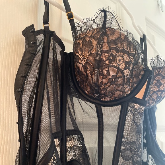 Victoria Secret corset top 34B - Picture 2 of 4